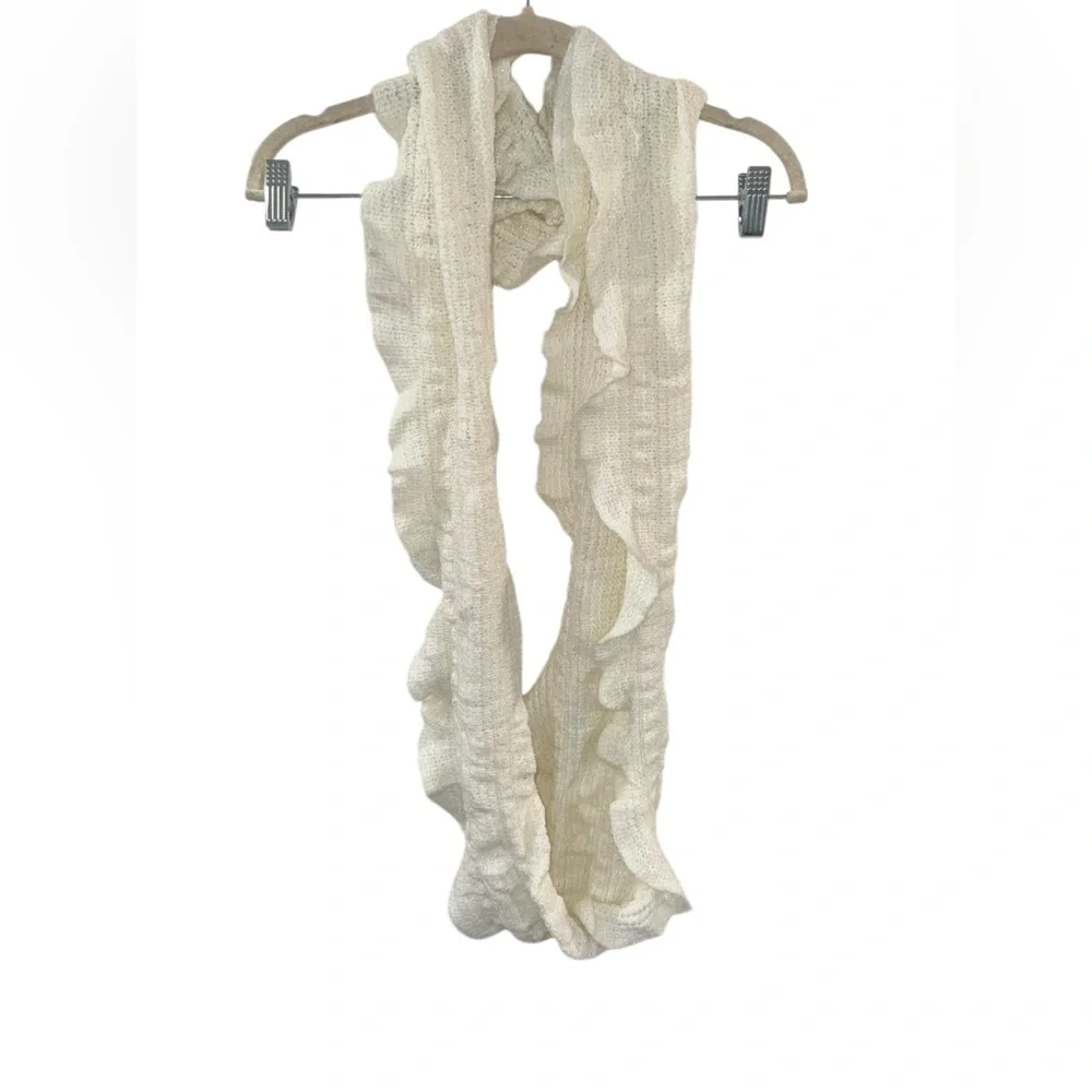 ✨ 5/$30 ✨ New York &‎ Company Cream Infinity Scarf